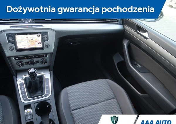 Volkswagen Passat cena 45000 przebieg: 228492, rok produkcji 2015 z Chełmża małe 254